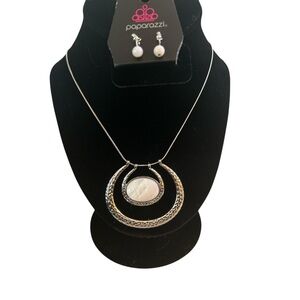 Paparazzi‎ necklace and NEW
